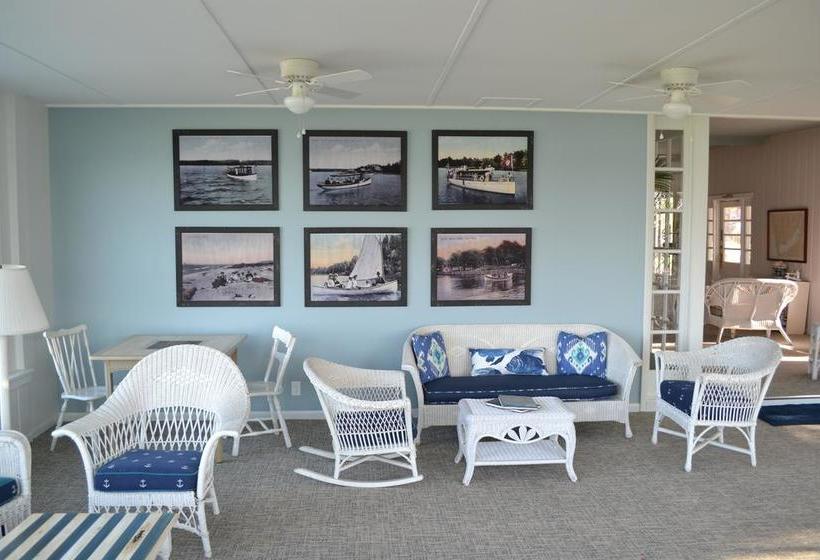 Отель Buzz S Lakeside Inn