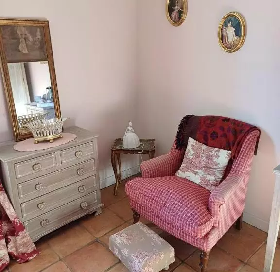 Aamiaismajoitus (B&B) Chambre D Hôte Lavande Au Fond Du Jardin
