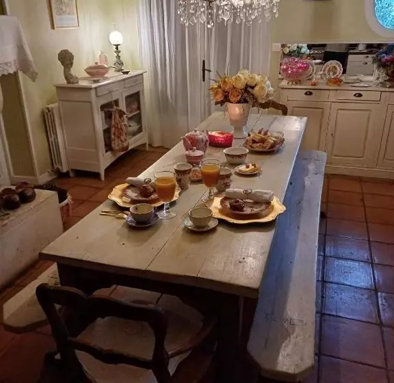 Aamiaismajoitus (B&B) Chambre D Hôte Lavande Au Fond Du Jardin