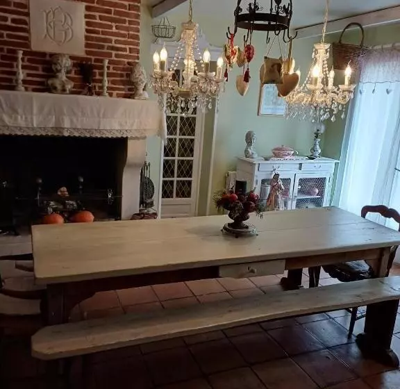 Aamiaismajoitus (B&B) Chambre D Hôte Lavande Au Fond Du Jardin