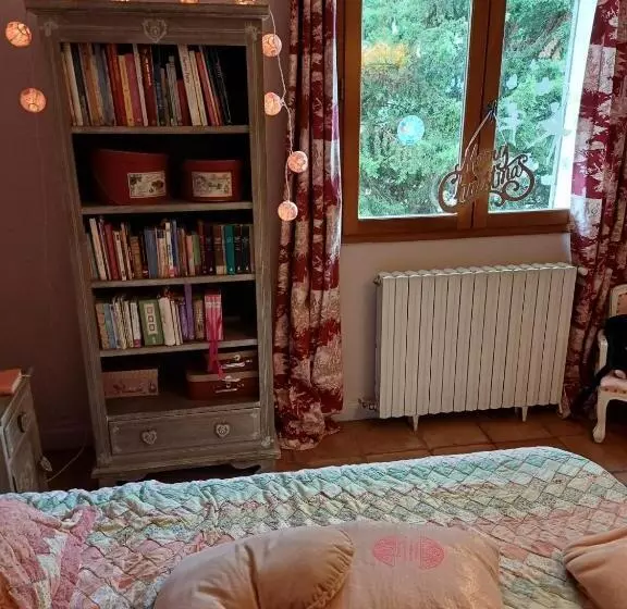 Aamiaismajoitus (B&B) Chambre D Hôte Lavande Au Fond Du Jardin