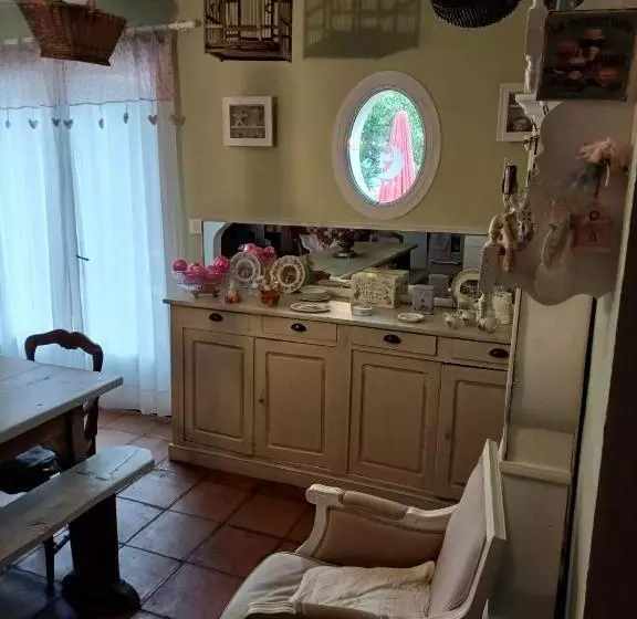 Aamiaismajoitus (B&B) Chambre D Hôte Lavande Au Fond Du Jardin
