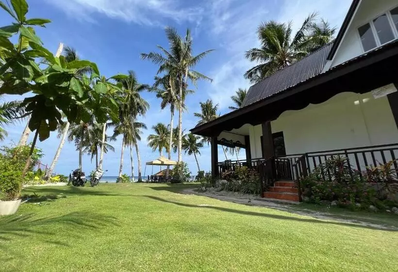 تختخواب و صبحانه Le Frob Beachfront Attic Room Helminas