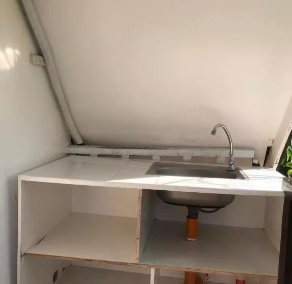 تختخواب و صبحانه Le Frob Beachfront Attic Room Helminas
