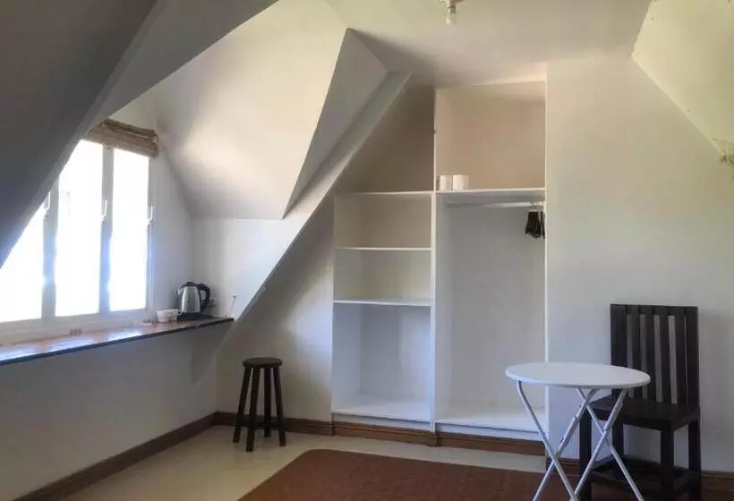 تختخواب و صبحانه Le Frob Beachfront Attic Room Helminas