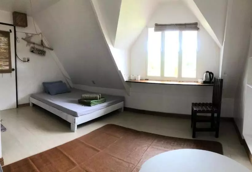 تختخواب و صبحانه Le Frob Beachfront Attic Room Helminas
