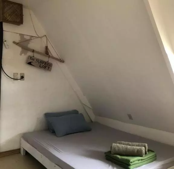 تختخواب و صبحانه Le Frob Beachfront Attic Room Helminas