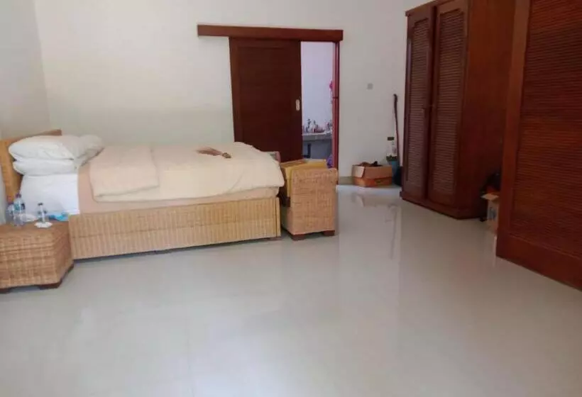 ペンション Oemah Bajangan To The Beach