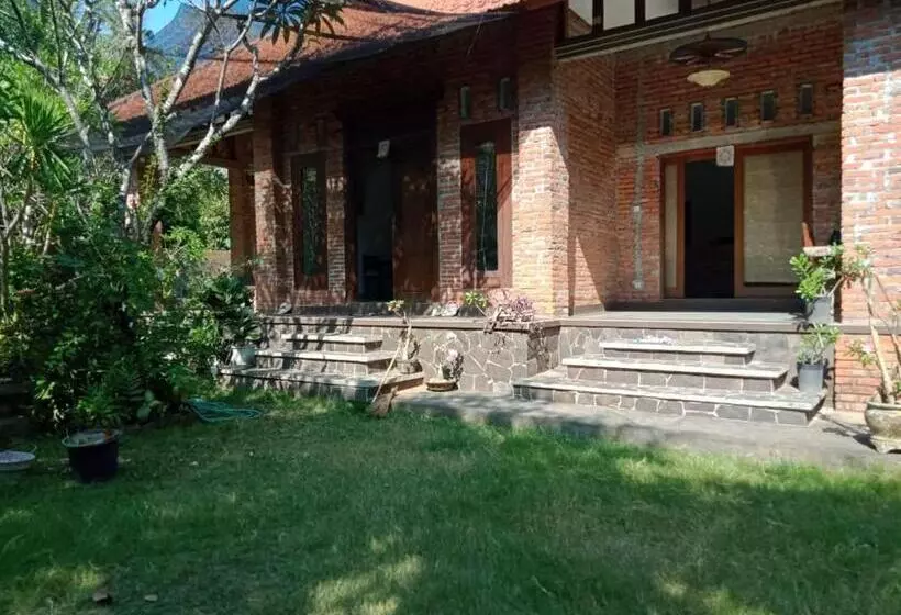 ペンション Oemah Bajangan To The Beach