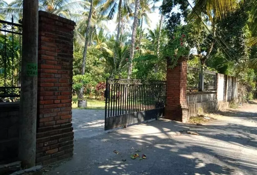 ペンション Oemah Bajangan To The Beach