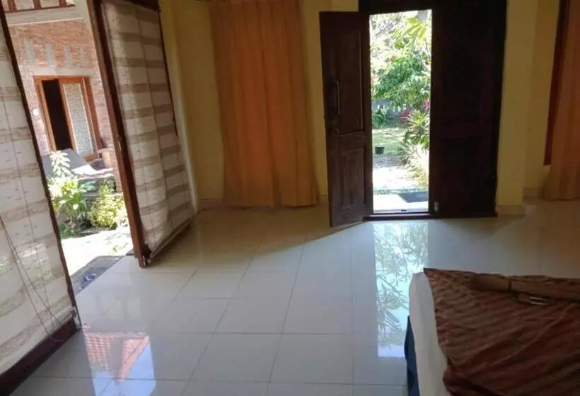 ペンション Oemah Bajangan To The Beach