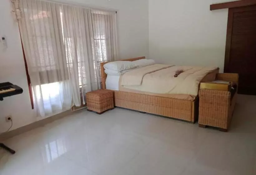 ペンション Oemah Bajangan To The Beach