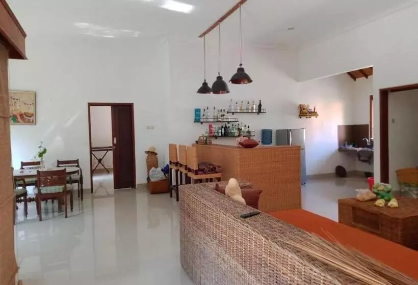 ペンション Oemah Bajangan To The Beach