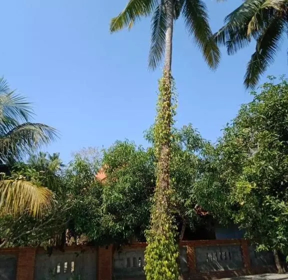 ペンション Oemah Bajangan To The Beach