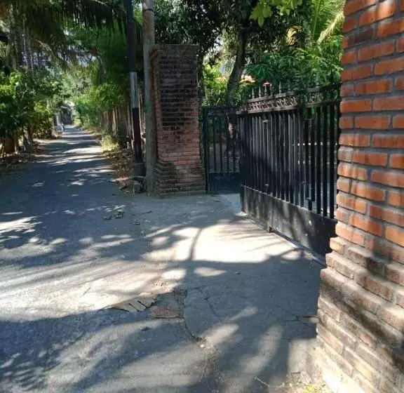 ペンション Oemah Bajangan To The Beach