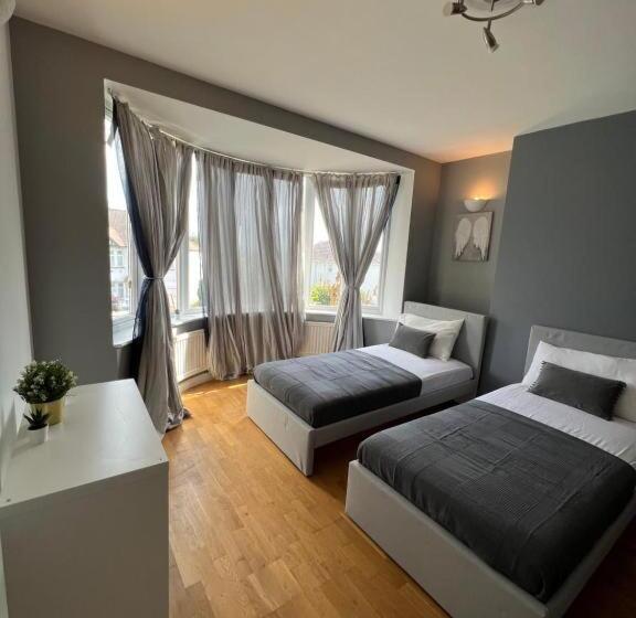 Пансион Stunning House 15 Min From Wembley Arena