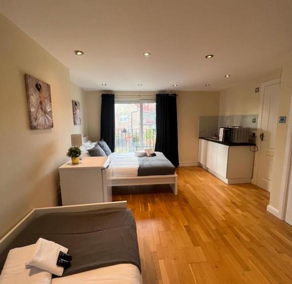 Пансион Stunning House 15 Min From Wembley Arena