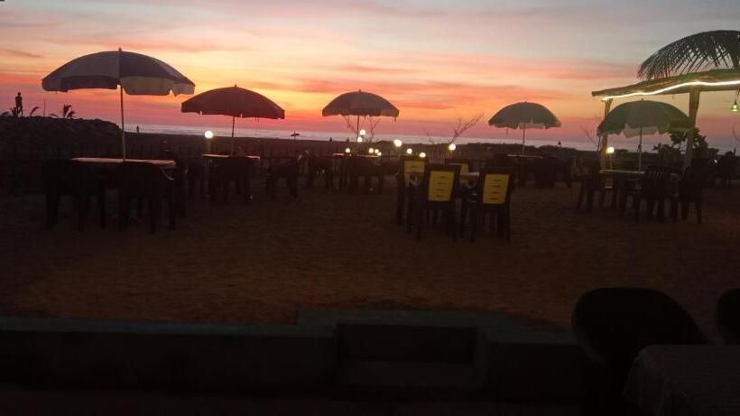 هتل Coconut Tree Cafe