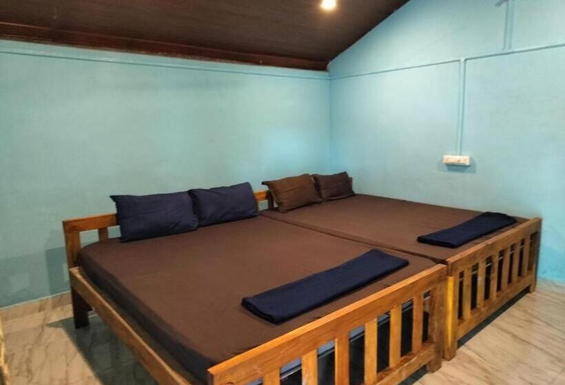 هتل Coconut Tree Cafe