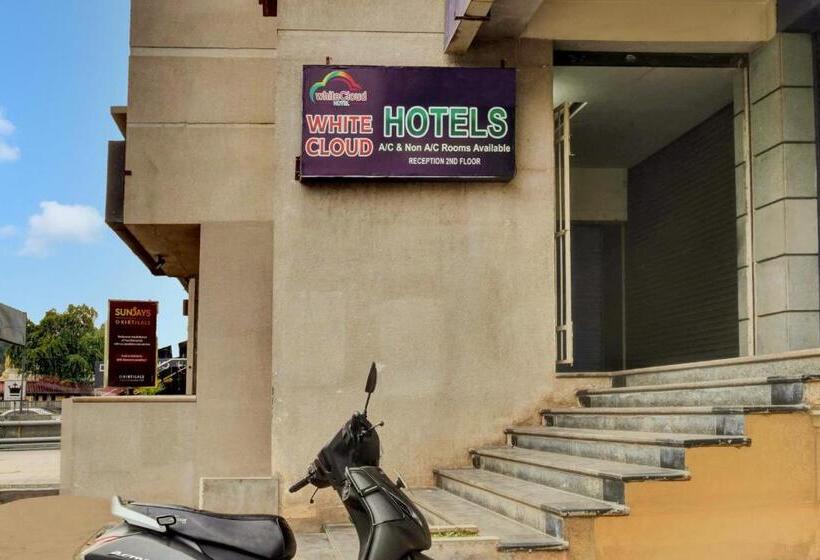 호텔 Oyo Flagship White Cloud