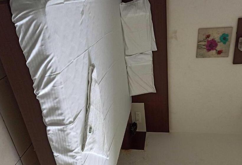 Hotel Oyo Flagship White Cloud