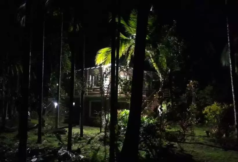 ペンション Riverside Wooden Cottages In Coorg