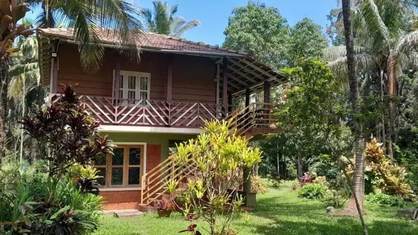 ペンション Riverside Wooden Cottages In Coorg