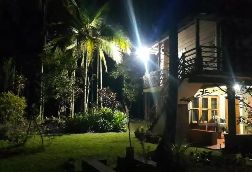 ペンション Riverside Wooden Cottages In Coorg