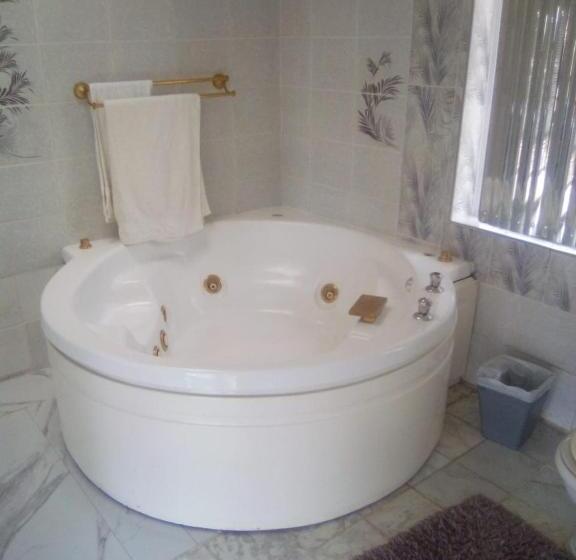 پانسیون The Advocate Suites Bed & Breakfast