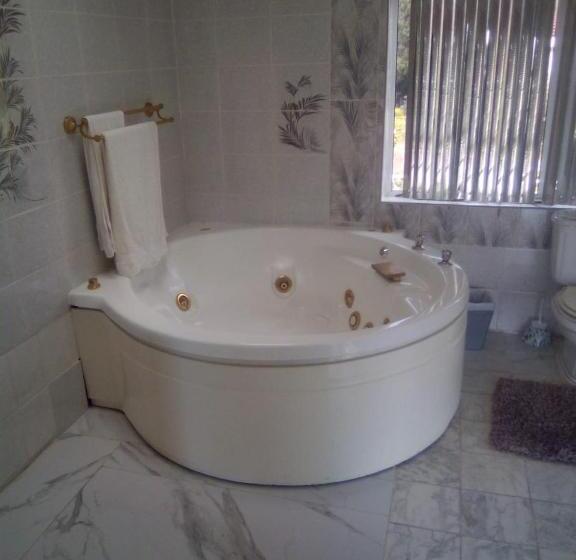 پانسیون The Advocate Suites Bed & Breakfast