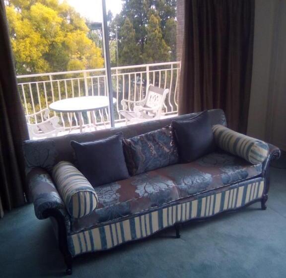 پانسیون The Advocate Suites Bed & Breakfast