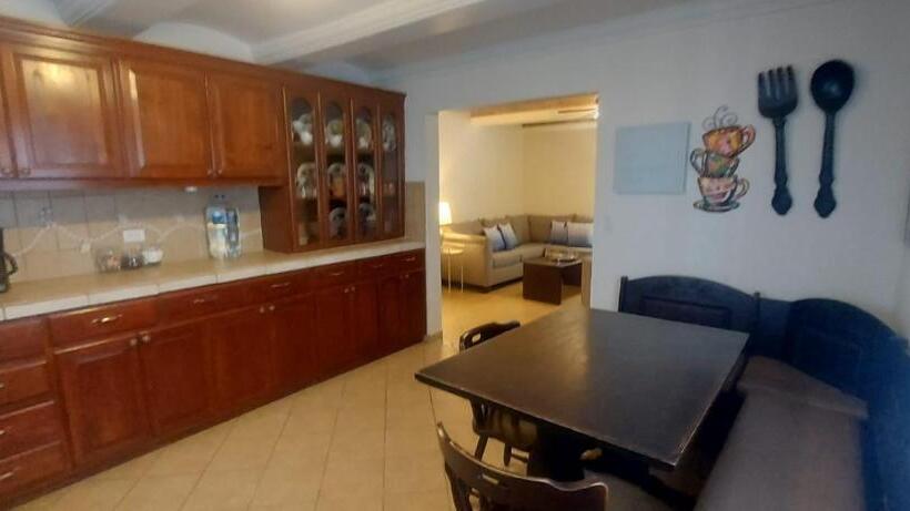 פנסיון The Hideaway Condo Full Place