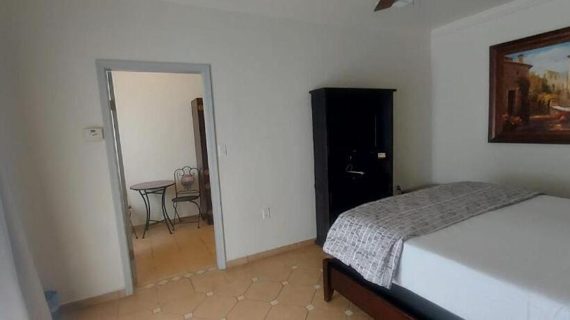 פנסיון The Hideaway Condo Full Place