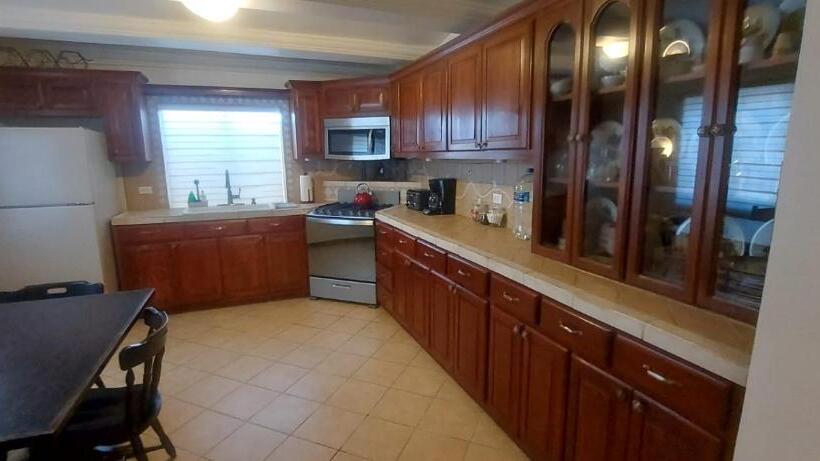 פנסיון The Hideaway Condo Full Place