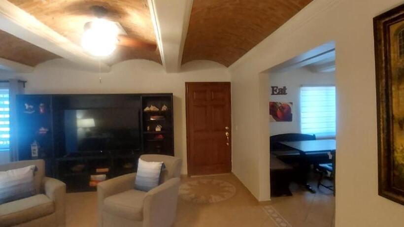 פנסיון The Hideaway Condo Full Place