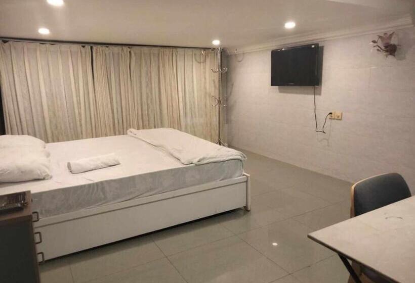 פנסיון Royal Botique