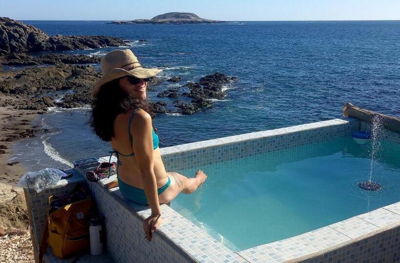 הוסטל La Bufadora Inn