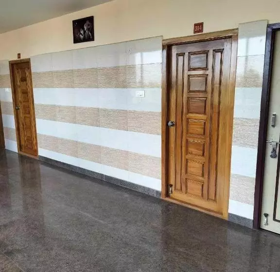 ホテル Oyo Flagship Vishu Property