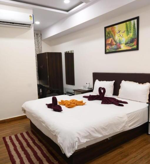 فندق Satkar International