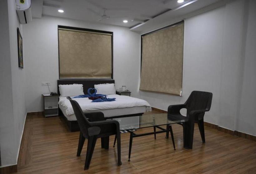 فندق Satkar International