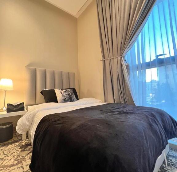 شقة فندقية لاكجري مع بلكونة الملقا