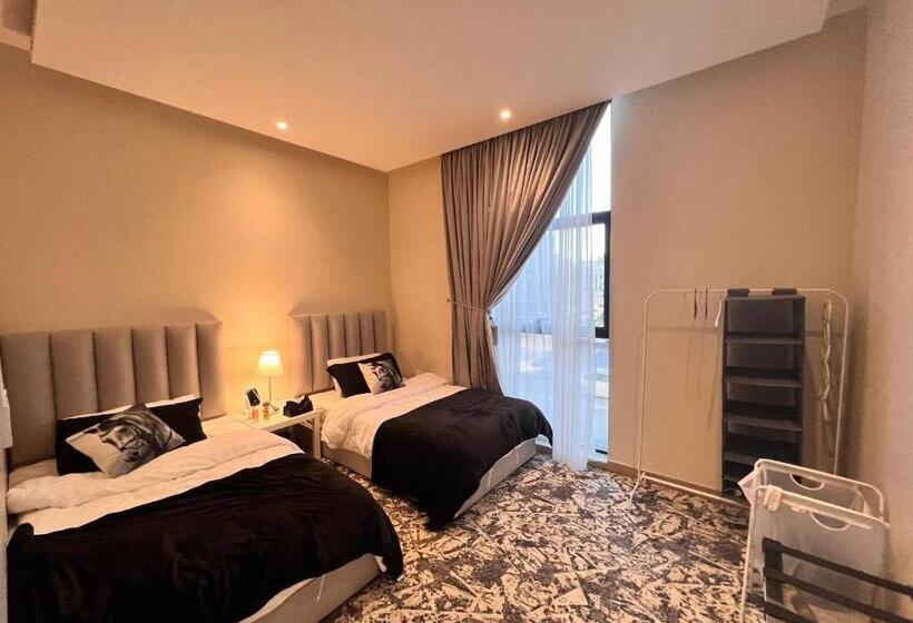 شقة فندقية لاكجري مع بلكونة الملقا