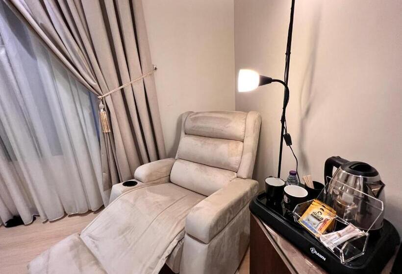 شقة فندقية لاكجري مع بلكونة الملقا