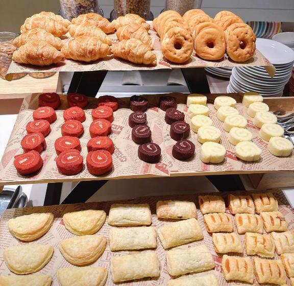 Atour Hotel East Nanjing Road Near The Bund