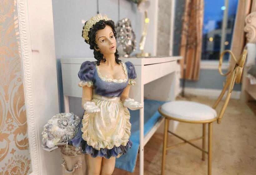 Empress Palace Hotel, Stays