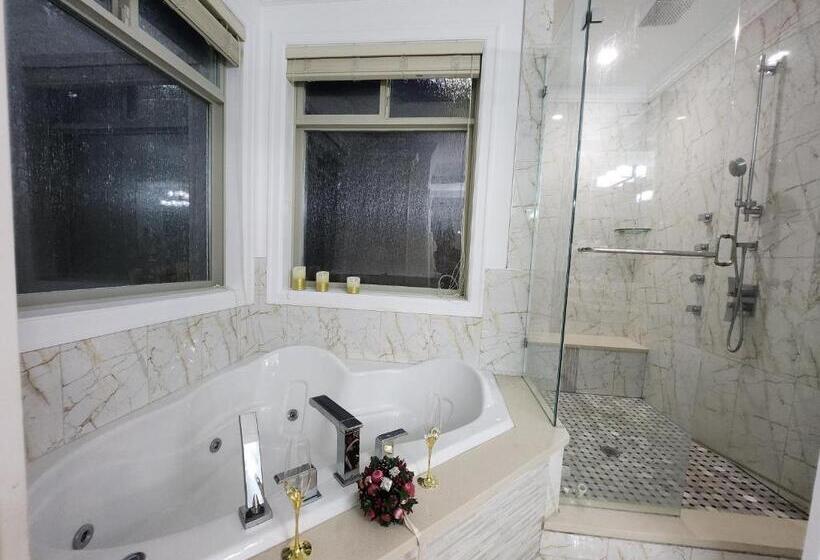 Empress Palace Hotel, Stays