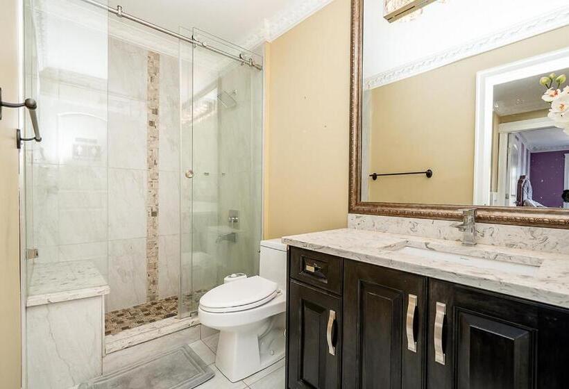 Empress Palace Hotel, Stays