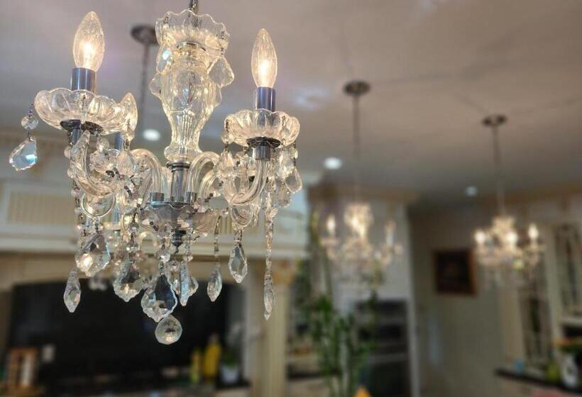 Empress Palace Hotel, Stays