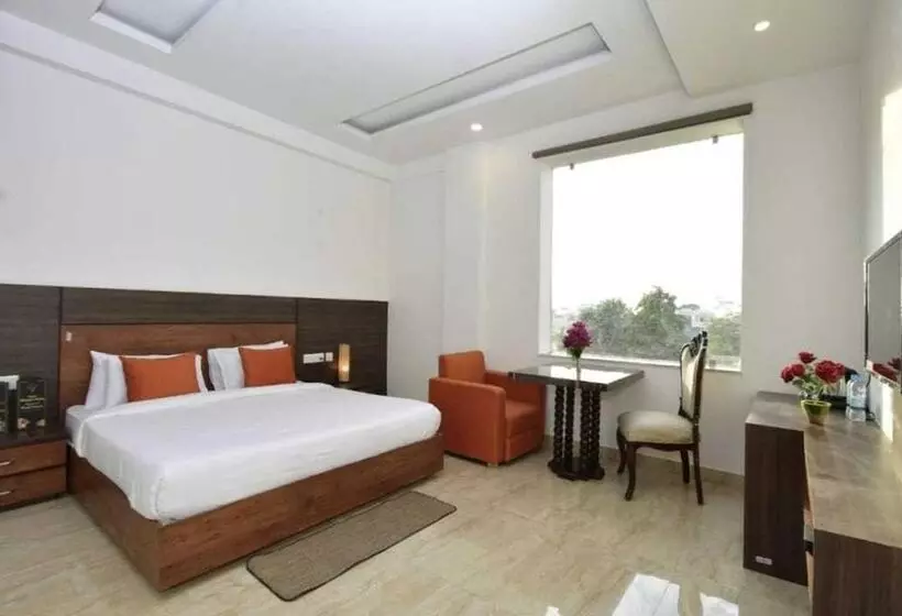 Oyo 81082 Hotel Sukoon