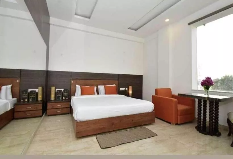 Oyo 81082 Hotel Sukoon